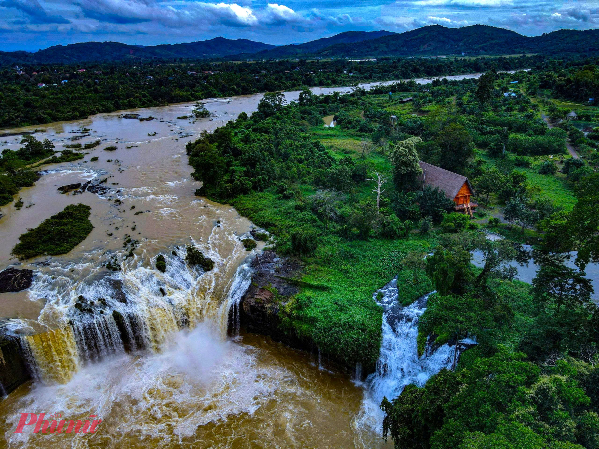 Từ trung tâm tỉnh Đắk Lắk, du khách chỉ cần di chuyển khoảng 30km theo Quốc lộ 14, rẽ vào khu vực thủy điện Buôn Kuốp là có thể dễ dàng tiếp cận thác Dray Nur – nơi hội tụ vẻ đẹp hùng vĩ, huyền thoại và sức sống bất tận của Tây Nguyên.
