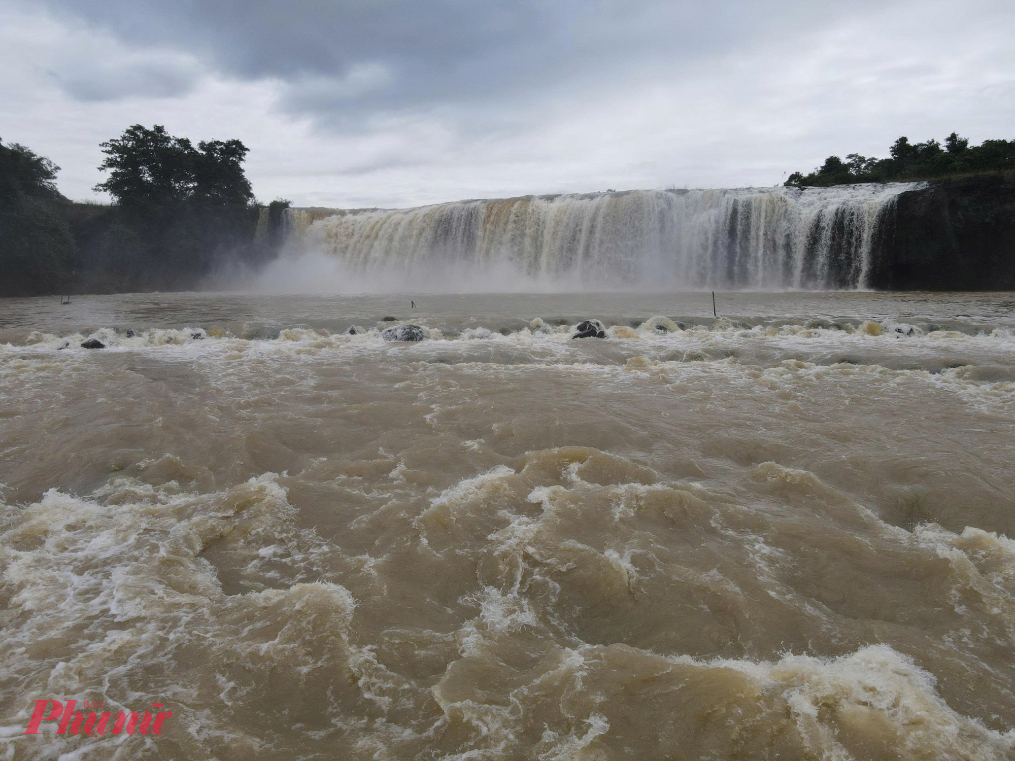 Khi đổ xuống những khối đá lớn dưới chân thác, dòng nước va đập tạo nên âm thanh trầm bổng, dạt dào, vang vọng núi rừng. Tiếng thác đổ ngày đêm không ngớt, như nhịp thở của đại ngàn, lúc ào ạt, lúc ngân dài, vừa kiêu hùng, vừa yên bình.