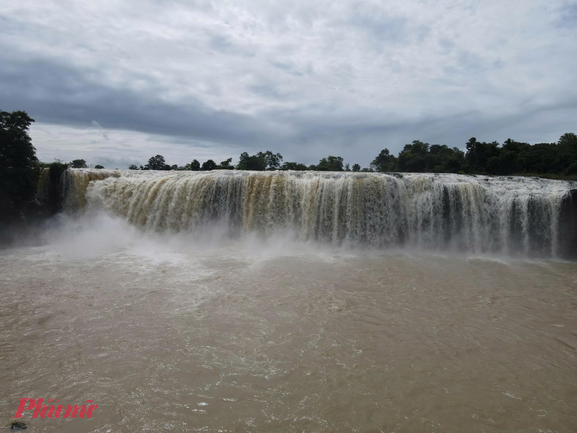 Theo tiếng Êđê, “Dray Nur” có nghĩa là “thác cái” hay còn được gọi là “thác vợ”. Tên gọi ấy không chỉ mang ý nghĩa định danh, mà còn gắn với một câu chuyện tình buồn được truyền miệng qua bao thế hệ người bản địa.