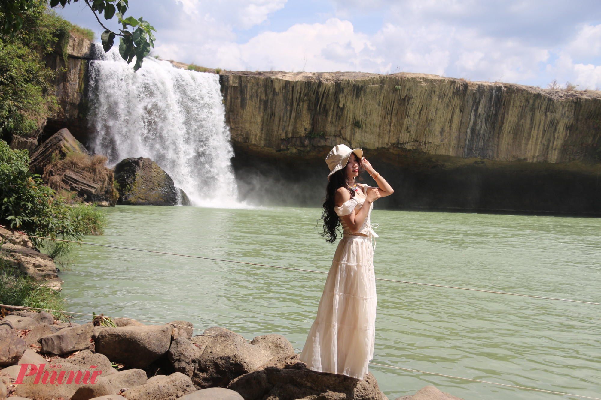 Đến đây, du khách được thả mình giữa thiên nhiên hoang sơ, lắng nghe trọn vẹn hơi thở của đại ngàn. Những tour du lịch mạo hiểm như chèo thuyền, vượt thác, tắm suối mang đến cảm giác vừa thư giãn, vừa hồi hộp, để lại trải nghiệm khó quên.