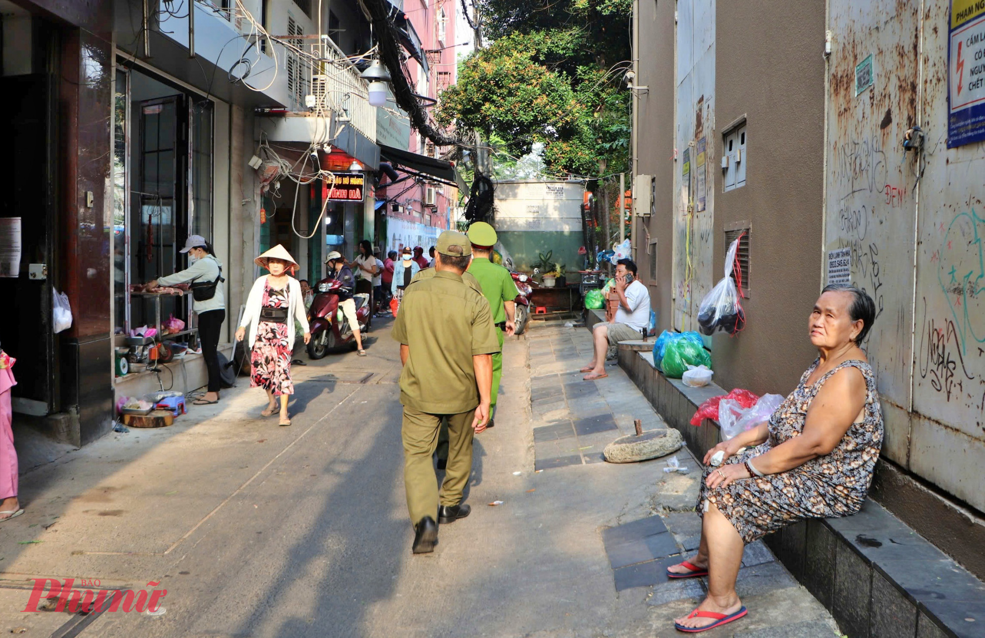 Lực lượng chức năng đi kiểm tra, tuyên truyền từ đường lớn đến các hẻm.