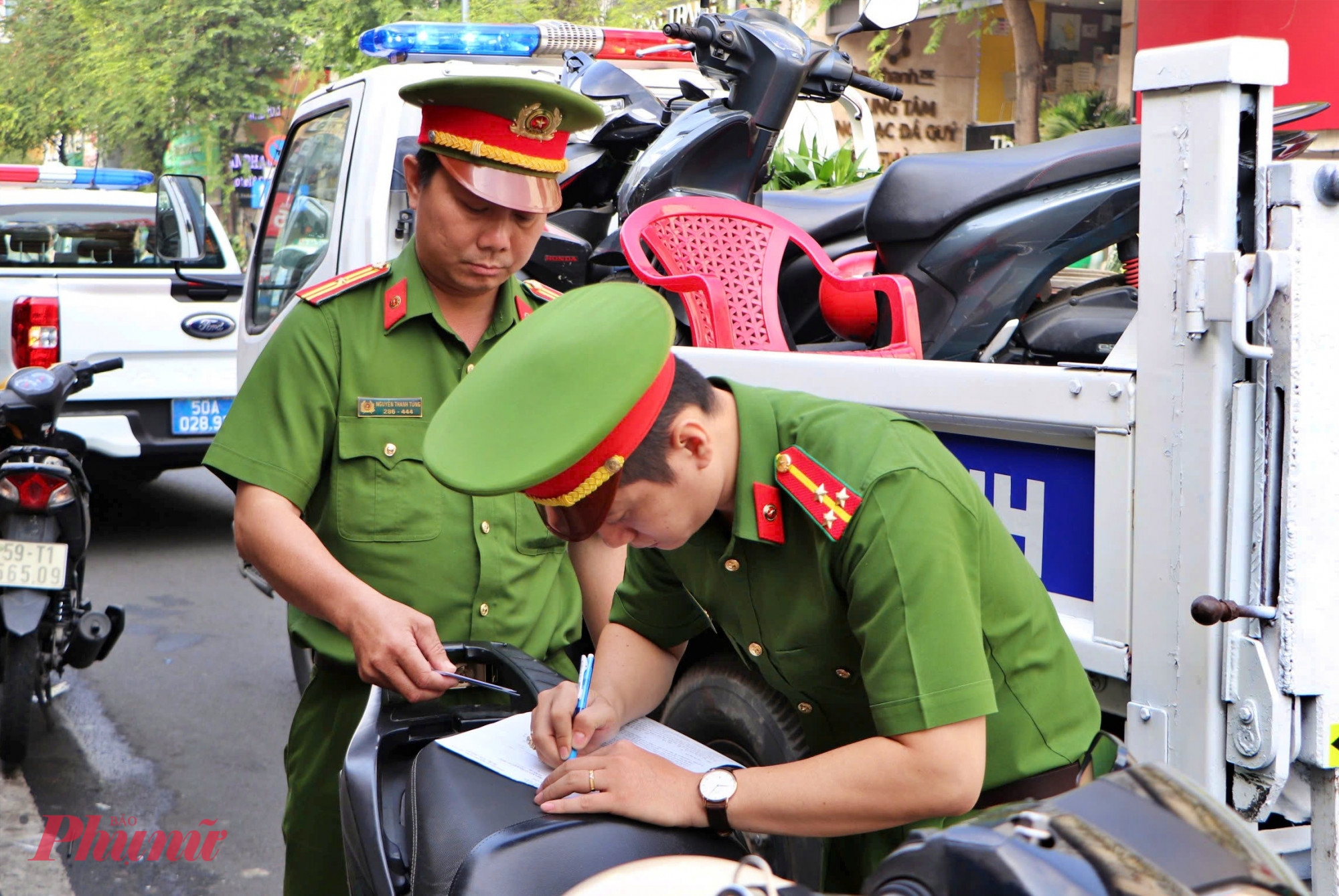 Công lập biên bản tạm giữ xe máy của một trường hợp vi phạm ở phường Bến Thành