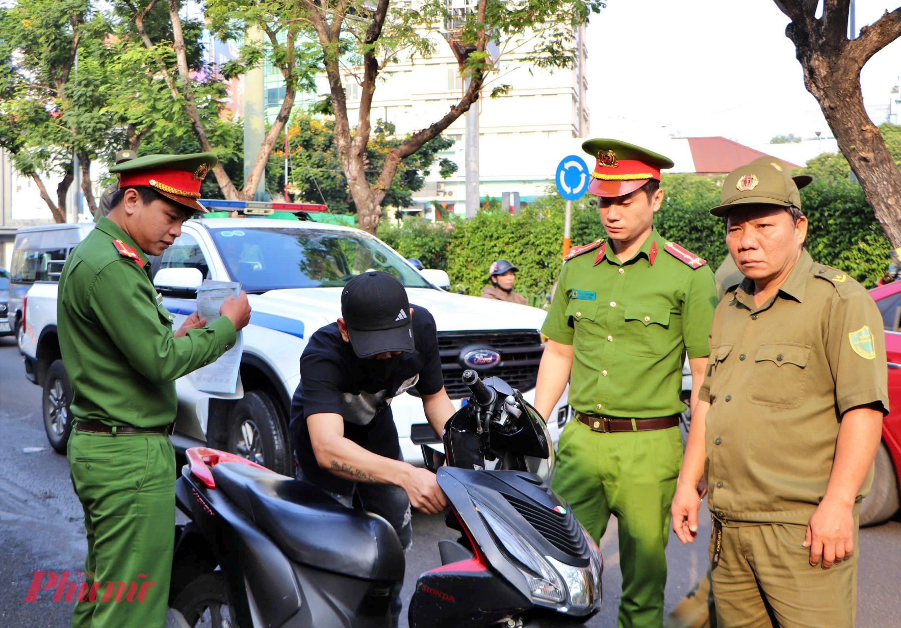 Ghi nhận tại phường Bến Thành, trong ngày đầu ra quân, lực lượng chức năng đã xử lý hàng loạt trường hợp vi phạm. 