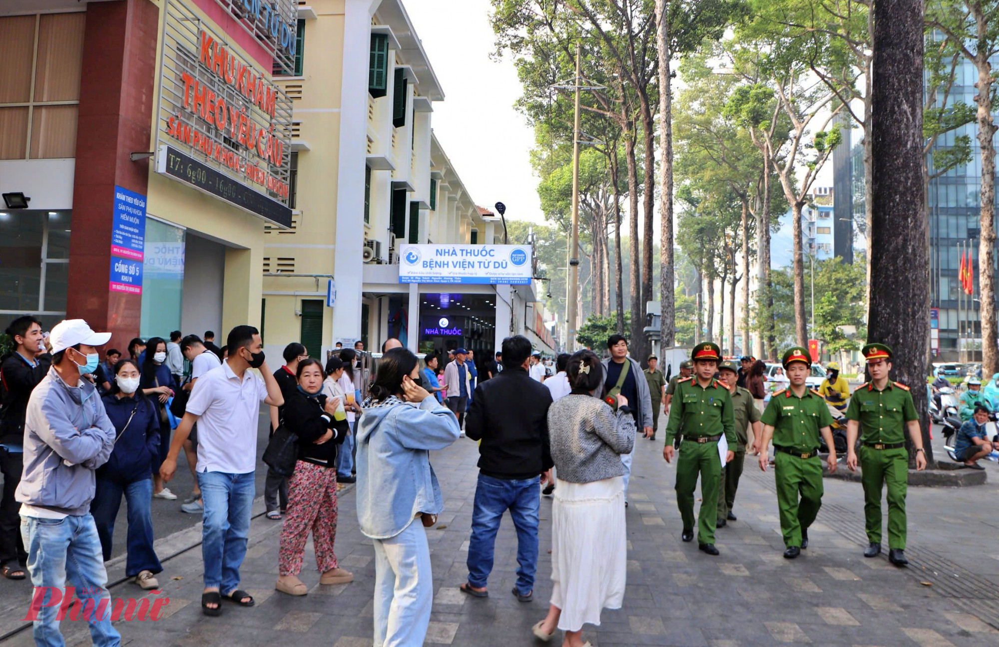 Ngay sau lễ phát động, các lực lượng thuộc Công an TP.HCM đã đồng loạt triển khai kiểm tra tại nhiều khu vực trọng điểm, đặc biệt là các tuyến đường trung tâm, nơi thường xuyên xảy ra tình trạng buôn bán tự phát, dừng đỗ xe trái phép, đặt biển quảng cáo sai quy định.
