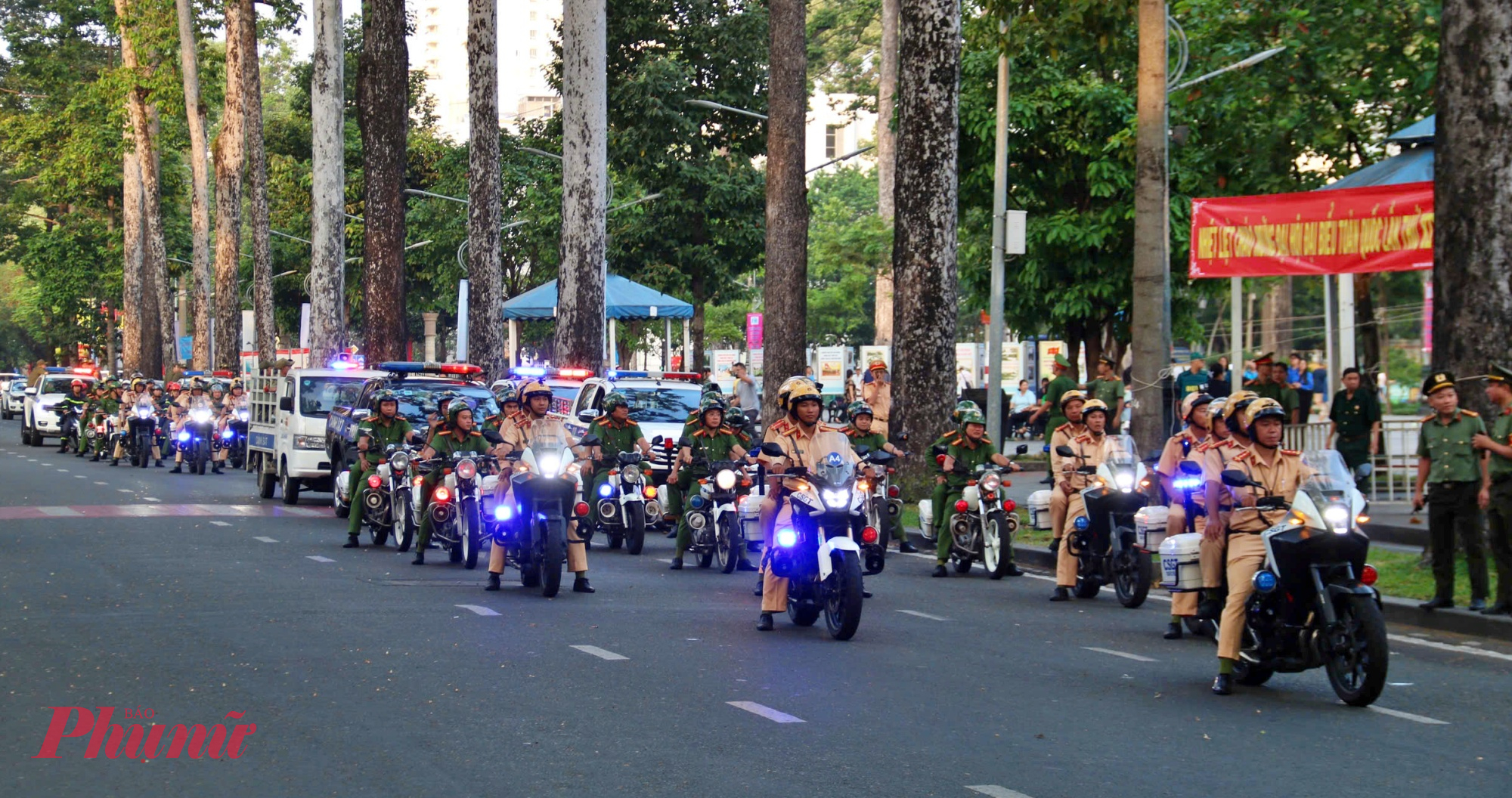 Sáng 16/1, Ban An toàn giao thông TPHCM tổ chức lễ ra quân cao điểm kiểm tra, xử lý tình trạng lấn chiếm, sử dụng trái phép lòng đường, vỉa hè; đồng thời thiết lập lại trật tự công cộng, trật tự đô thị và tổng rà soát, xử lý hoạt động kinh doanh vận tải trái quy định trên địa bàn thành phố.Đợt cao điểm lần này xác định công an phường giữ vai trò chủ chốt, trực tiếp tuần tra, kiểm tra và xử lý vi phạm, phối hợp chặt chẽ với các lực lượng chức năng khác.