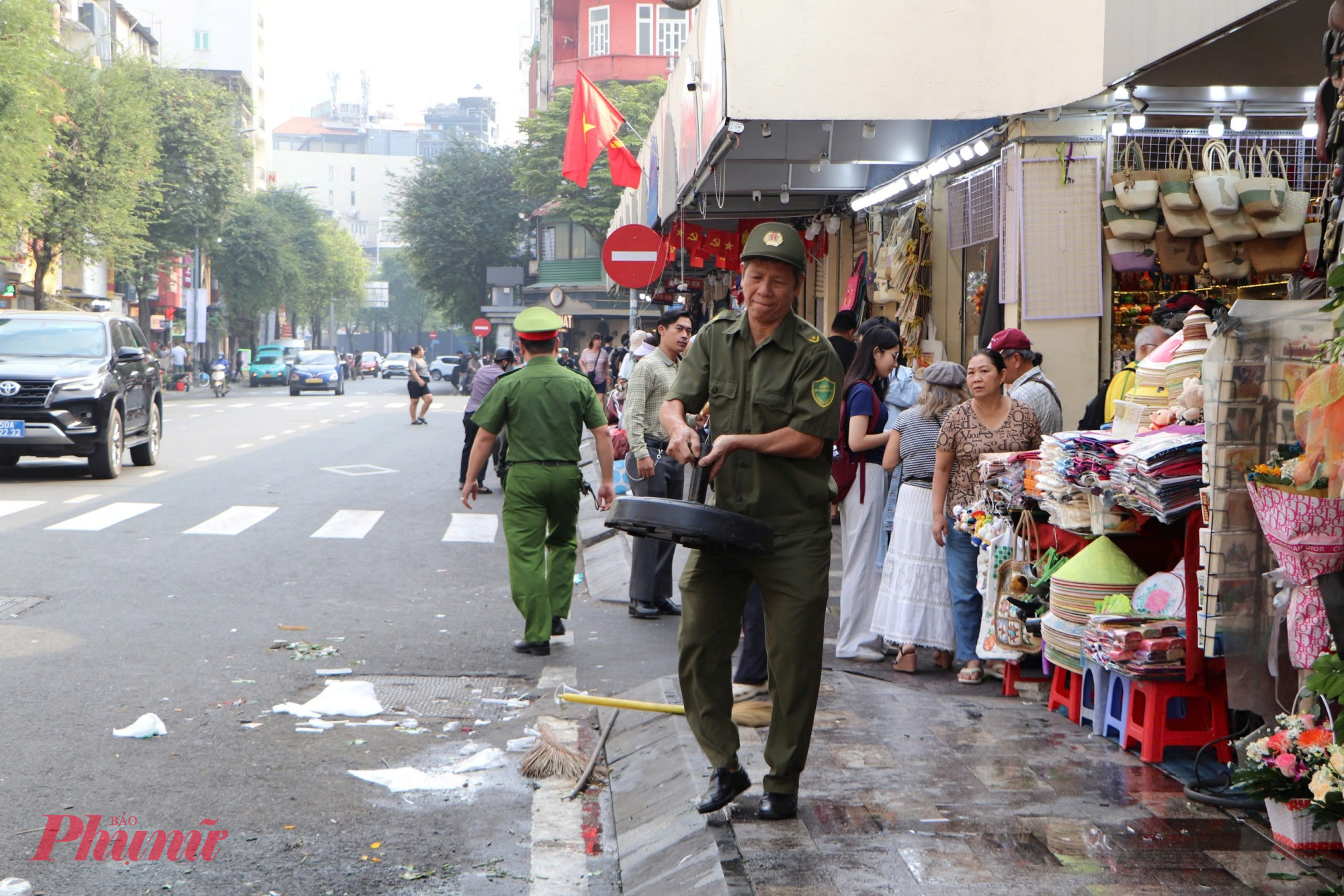 Lực lượng chức năng dọn dẹp vỉa hè