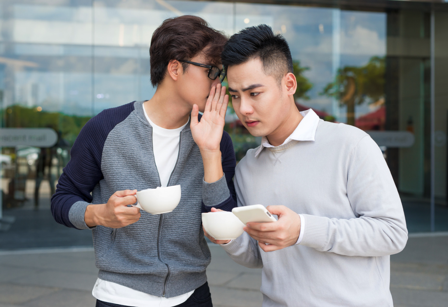 Các bạn cùng công ty đã thách đố tôi tán tỉnh con gái bà chủ nhà trọ gần công trường (ảnh minh họa: Shuterstock)