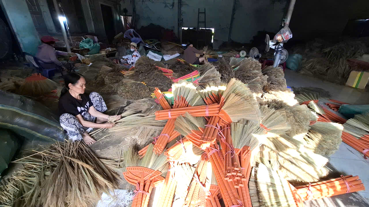 Cơ sở làng nghề bó chổi Mỹ Thành-Ảnh: Mạnh Trâm Trân