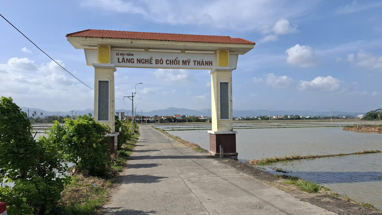 Làng nghề bó chổi Mỹ Thành được công nhận là làng nghề truyền thống từ năm 2007- Ảnh: Mạnh Trâm Trân