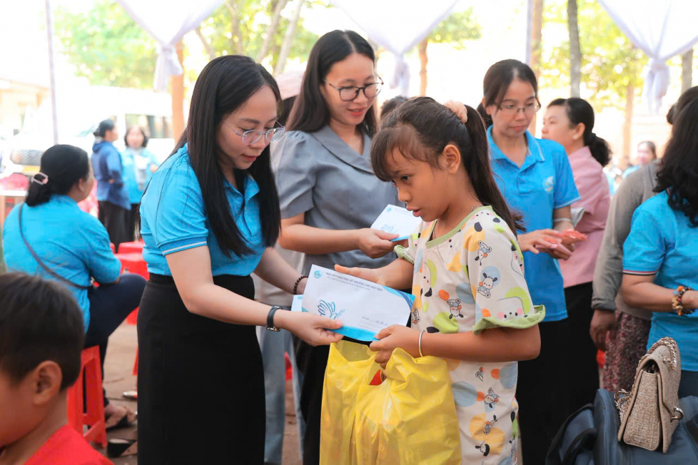 Bà Lê Thị Thúy Hà - Phó chủ tịch Ủy ban MTTQ Việt Nam phường Thủ Dầu Một, Chủ tịch Hội LHPN phường – trao quà đến các em nhỏ - Ảnh: Hội LHPN phường Thủ Dầu Một