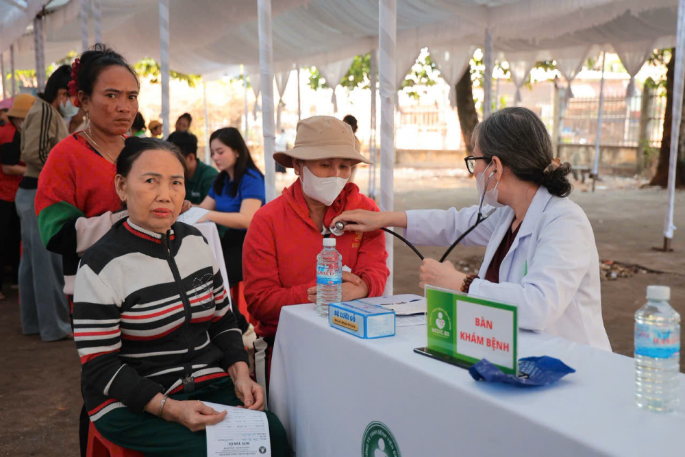 Các chị em được bác sĩ tận tình khám bệnh, tư vấn chăm sóc sức khoẻ - Ảnh: Hội LHPN phường Thủ Dầu Một