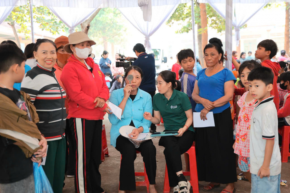 Khu vực kiểm tra thị lực cho hội viên phụ nữ và người dân phường An Lộc - Ảnh: Hội LHPN phường Thủ Dầu Một