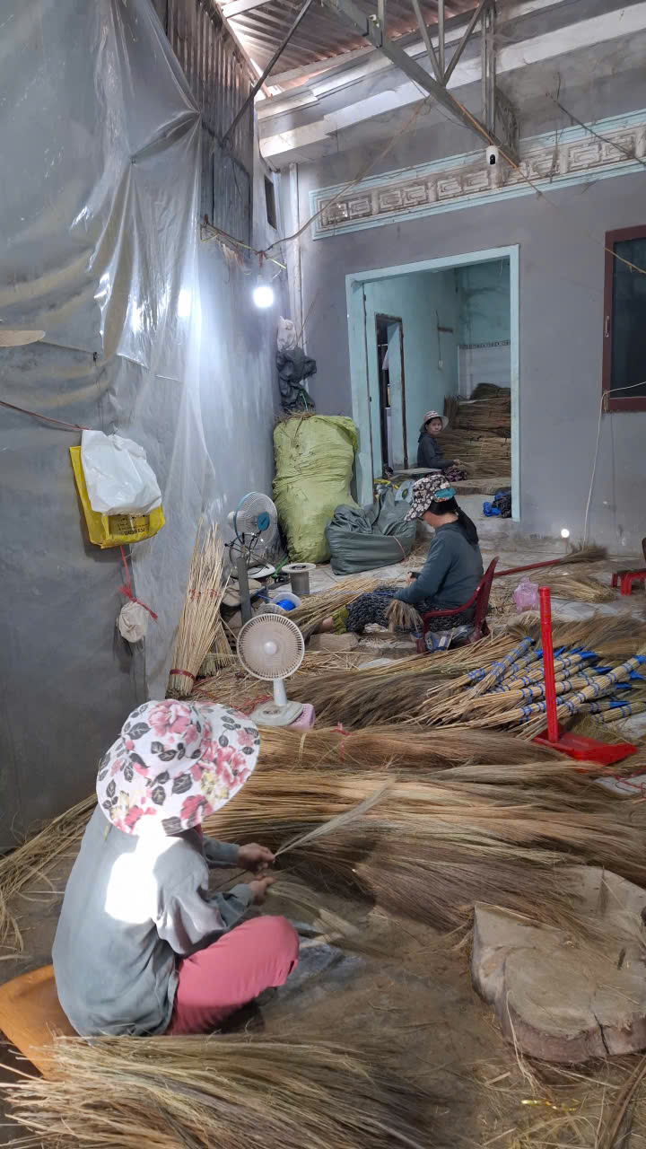 Nhiều phụ nữ đang tiến hành các khâu tước đót, cột con- Ảnh: Mạnh Trâm Trân