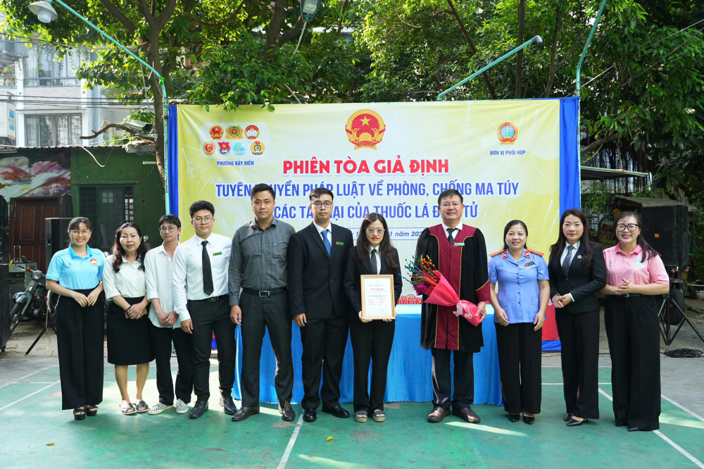 Lãnh đạo phường Bảy Hiền trao thư cảm ơn đến đơn vị 