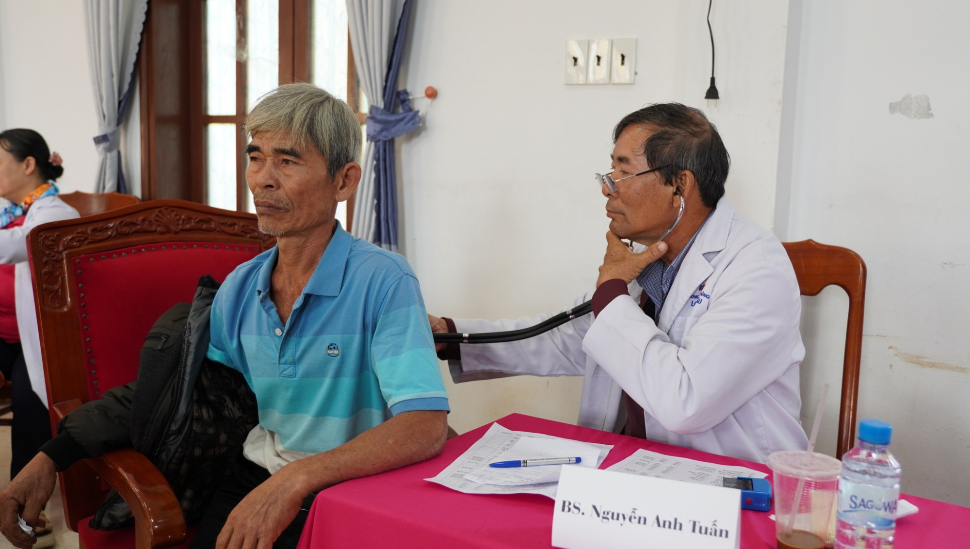 Cũng tại chương trình, đội ngũ y, bác sĩ đến từ TP. Hồ Chí Minh cũng đã tham gia khám bệnh, tư vấn sức khỏe, phát thuốc miễn phí cho hơn 600 người dân- Tỉnh đoàn Đắk Lắk