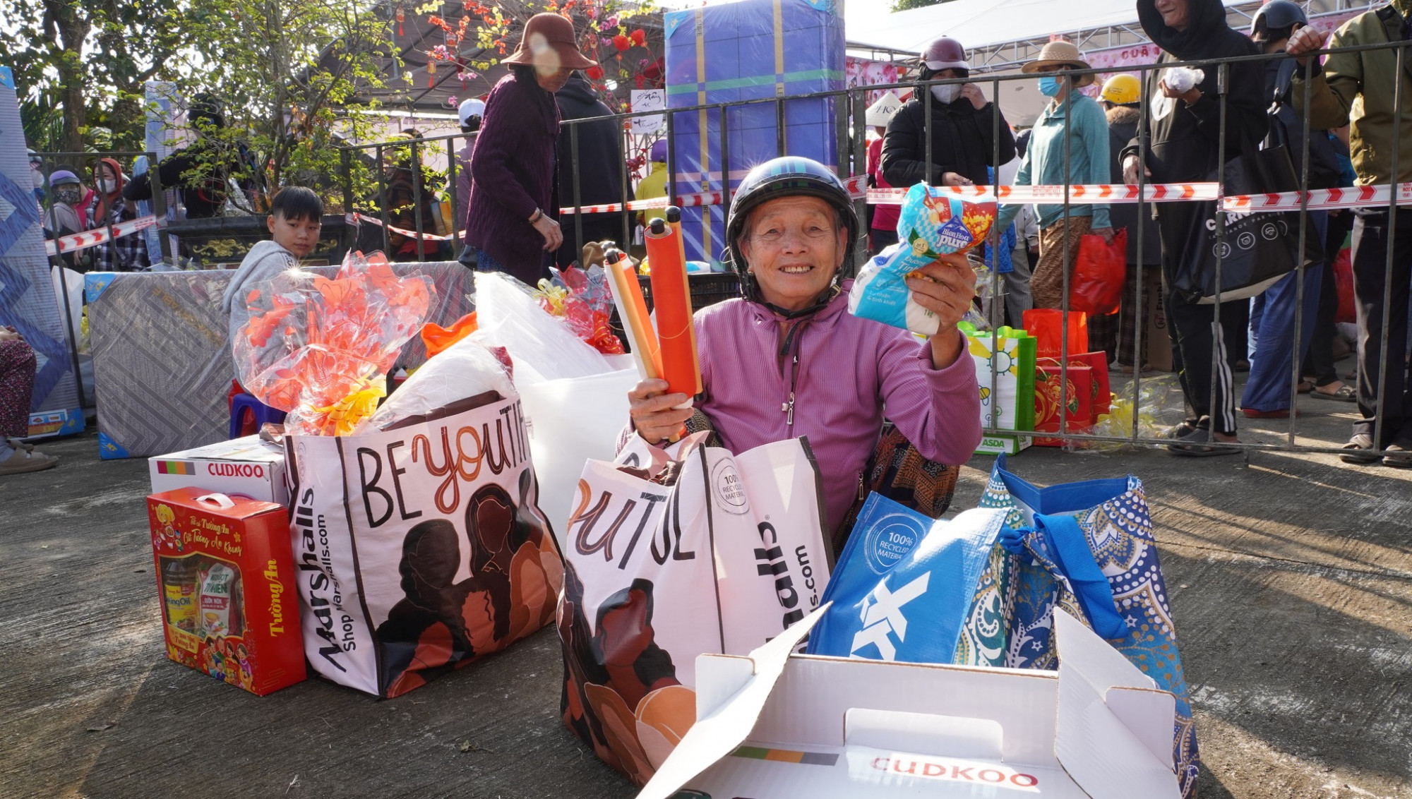 Người dân ôm mặt hàng từ chợ 0 đồng với nụ cười- Tỉnh đoàn Đắk Lắk