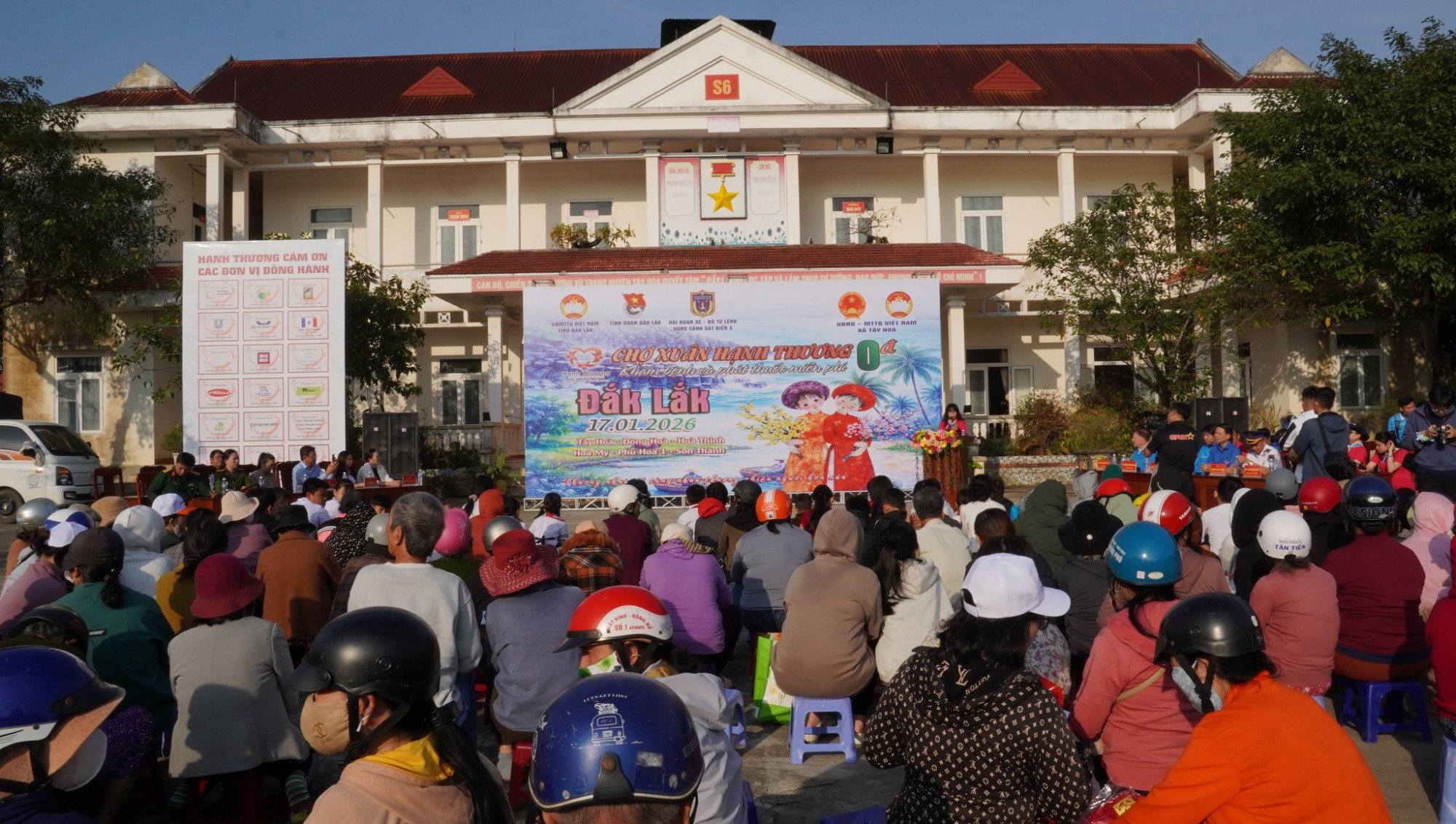 Người dân các xã vùng lũ phía đông tỉnh Đắk Lắk chen kín phiên chợ 0 đồng - Ảnh: Tỉnh đoàn Đắk Lắk