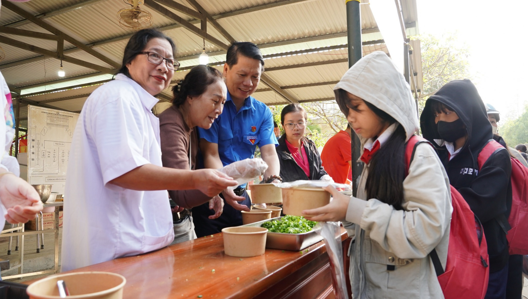 Người dân vừa đi chợ vừa được ấm bụng bằng những tô mì hoành thánh, phở hoàn toàn miễn phí -Ảnh: Tỉnh đoàn Đắk Lắk