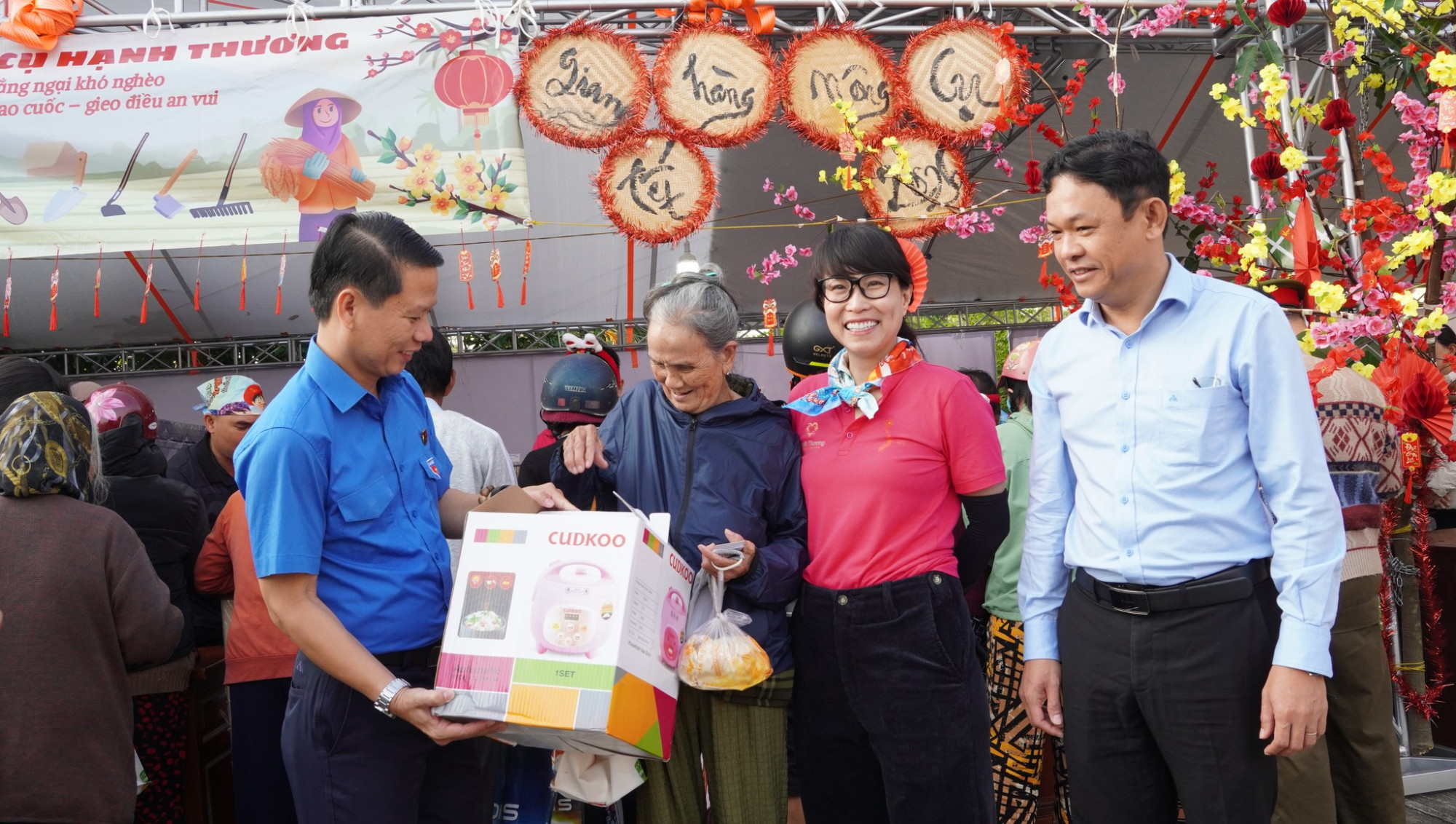 Các chủ gian hàng luôn vui vẻ, niềm nở với khách - Ảnh: Tỉnh đoàn Đắk Lắk