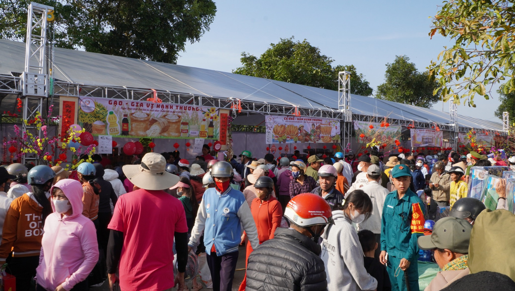 Người dân ở đến gian hàng mua quà 0 đồng- Tỉnh đoàn Đắk Lắk