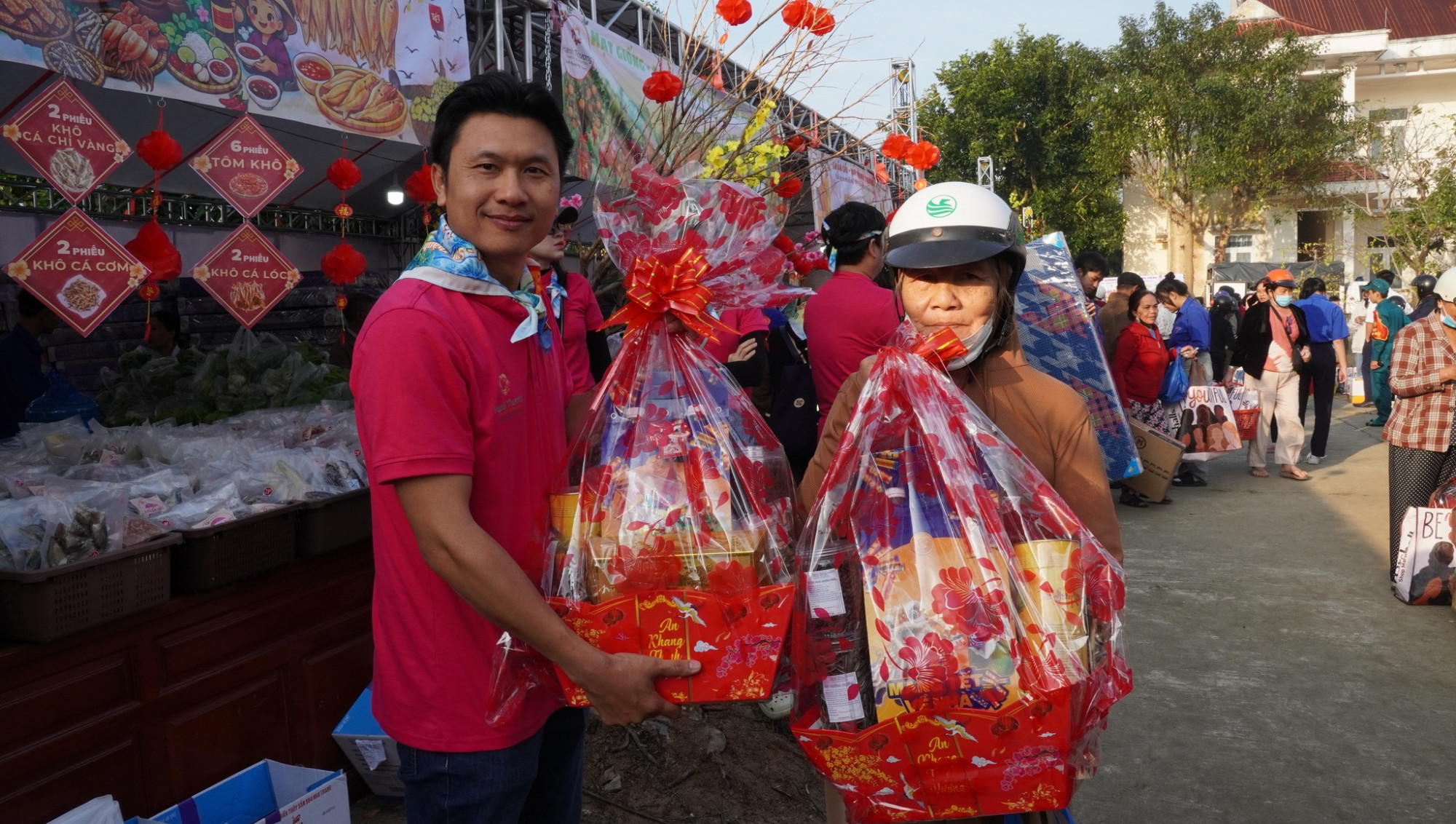 Người dân lựa mua mặc hàng tết- Ảnh: Tỉnh đoàn Đắk Lắk