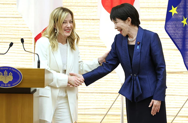 Cả hai phụ nữ đều không xuất thân từ một nền tảng đặc quyền hoặc một triều đại chính trị đã được thiết lập. Bà Meloni được mẹ nuôi dưỡng ở một quận của tầng lớp lao động ở Rome, Garbatella. Cha của bà Takaichi làm việc cho một công ty sản xuất phụ tùng ô tô trong khi mẹ làm việc trong lực lượng cảnh sát. Cả hai đều phải đối mặt với những thách thức tương tự. Đất nước của họ đang phải đối mặt với những thách thức nhân khẩu học nghiêm trọng - dân số già và không đủ trẻ em. Và cả hai đều đang cố gắng hồi sinh các nền kinh tế trì trệ.