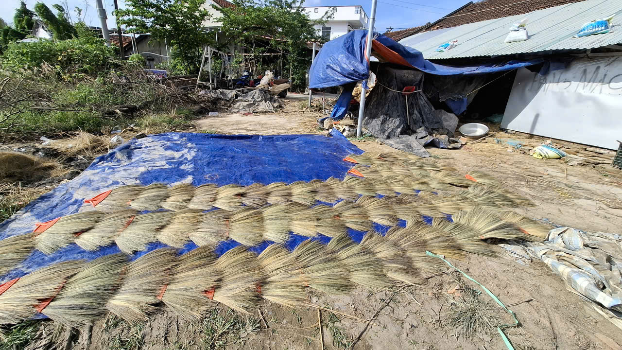 Mặt chổi sau khi được chà rụng lông con sạch đẹp- Ảnh: Mạnh Trâm Trân