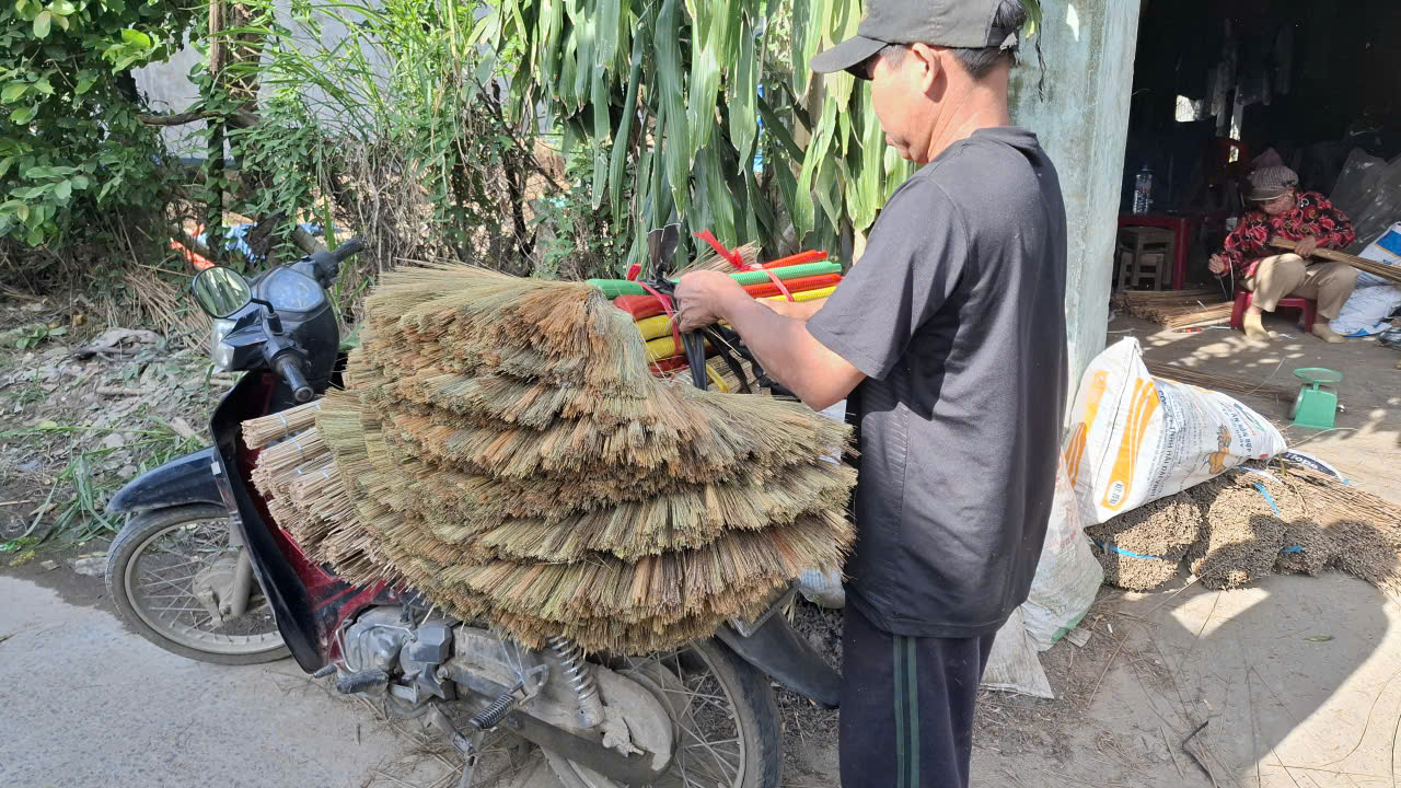 Chổi sau khi chặt bằm bằng đầu chổi chở đi bỏ mối- Ảnh: Mạnh Trâm Trân