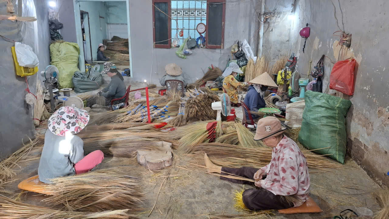Một nhà xưởng bó chổi ở làng nghề bó chổi Mỹ Thành- Ảnh: Mạnh Trâm Trân