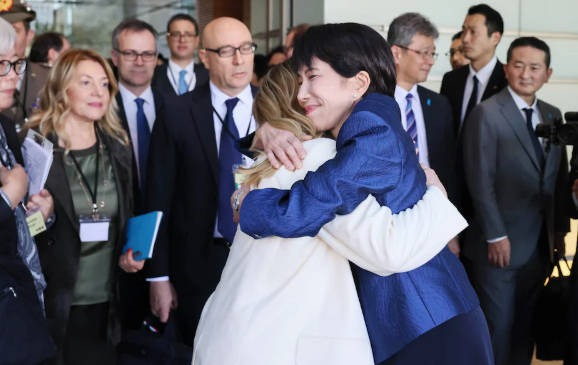 Hai nhà lãnh đạo gắn bó với nhau về trao quyền cho phụ nữ, các ưu tiên chiến lược chung và vai trò chung của hai nước trong việc phát triển một máy bay chiến đấu mới, một dự án cũng có sự tham gia của Anh.  Chương trình Chiến đấu trên không Toàn cầu (GCAP) đặt mục tiêu sản xuất một máy bay chiến đấu thế hệ tiếp theo sẽ sẵn sàng vào năm 2035.  Hai người phụ nữ - cả hai đều ngưỡng mộ Margaret Thatcher - cam kết sẽ thúc đẩy dự án máy bay chiến đấu tại cuộc họp của họ.  Trong bình luận chính thức của mình, bà Meloni ám chỉ thực tế rằng cả hai đều có trần kính bị phá vỡ - họ là nữ lãnh đạo duy nhất trong G7 - và nồng nhiệt gọi thủ tướng Nhật Bản bằng tên của mình.  Sanae và tôi cũng chia sẻ thực tế rằng chúng tôi là hai người phụ nữ đầu tiên lãnh đạo dân tộc của chúng tôi, Thủ tướng Ý nói.