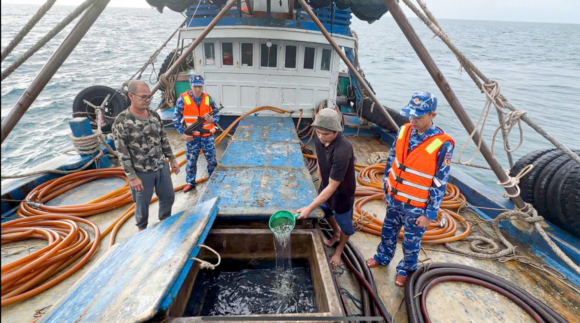 Lực lượng cảnh sát biển 4 phát hiện tàu cá vận chuyển 100.000 lít DO trái phép - Ảnh CSB4 cung cấp