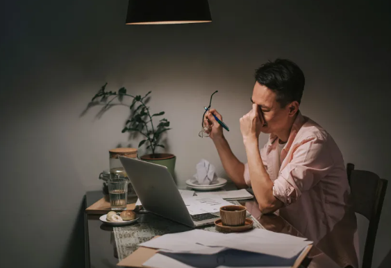  Căng thẳng tài chính có thể mãn tính và liên tục, liên quan đến những lo lắng về việc thanh toán hóa đơn và tránh nợ. 