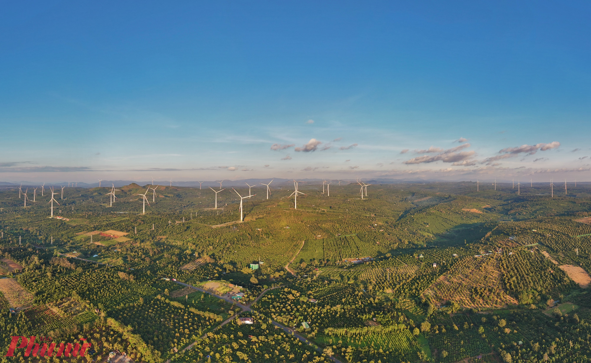  Để đến cánh đồng điện gió Ea Nam, từ TP. Buôn Ma Thuột, du khách di chuyển khoảng 70km theo Quốc lộ 14 bằng xe máy, ô tô hoặc xe khách. Đến khu vực Km72 (huyện Ea H’leo cũ), các trụ điện gió Ea Nam bắt đầu hiện ra, trải dài dọc hai bên quốc lộ.