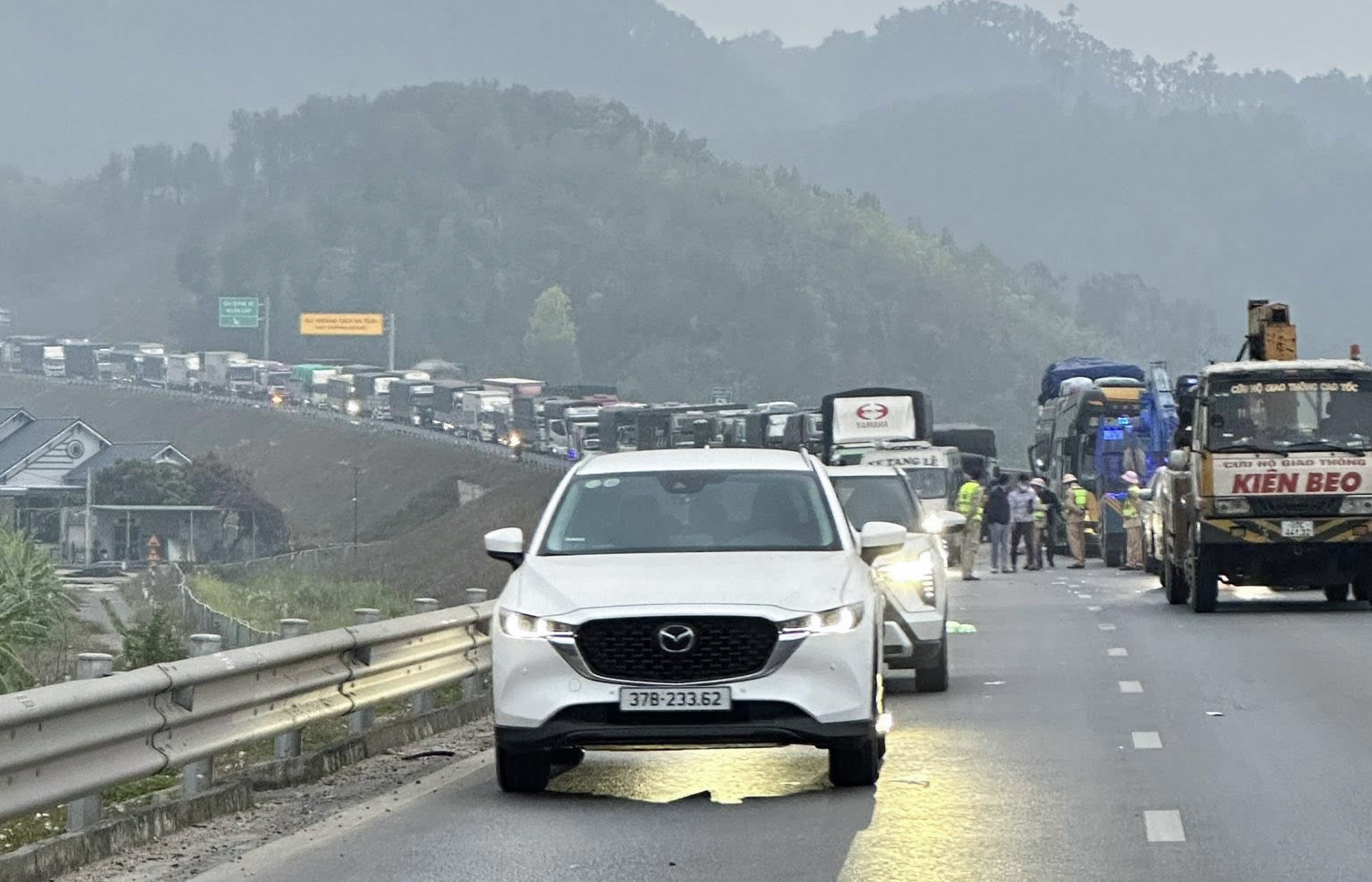 Cao tốc Bắc Nam đoạn qua Nghệ An tắc nghẽn suốt nhiều giờ sau vụ tai nạn - Ảnh: Hoàng Anh