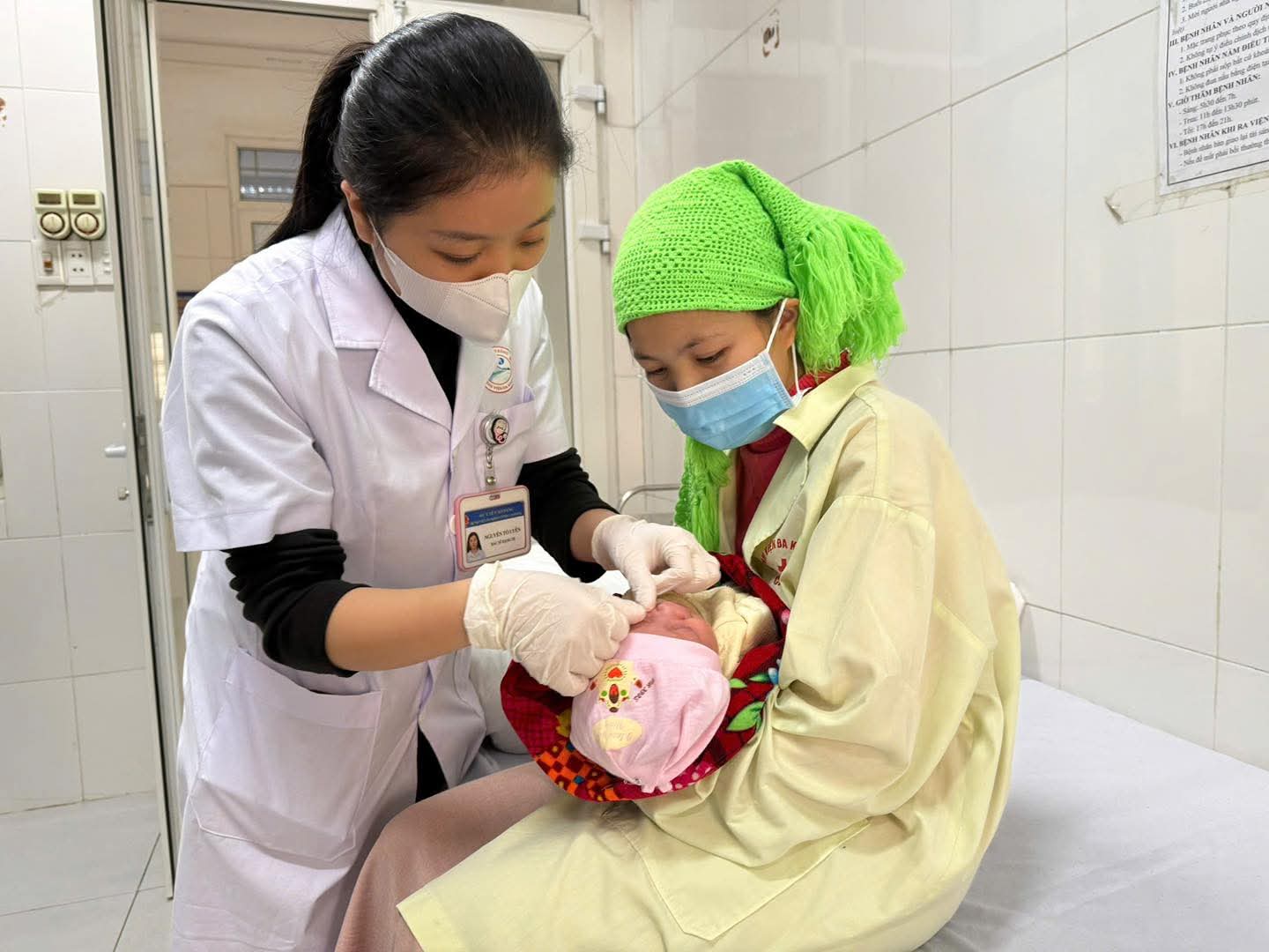 Bé 1 tháng phải nhập viện sau khi gia đình nhỏ chanh và sữa mẹ vào mắt - ảnh: Bệnh viện cung cấp