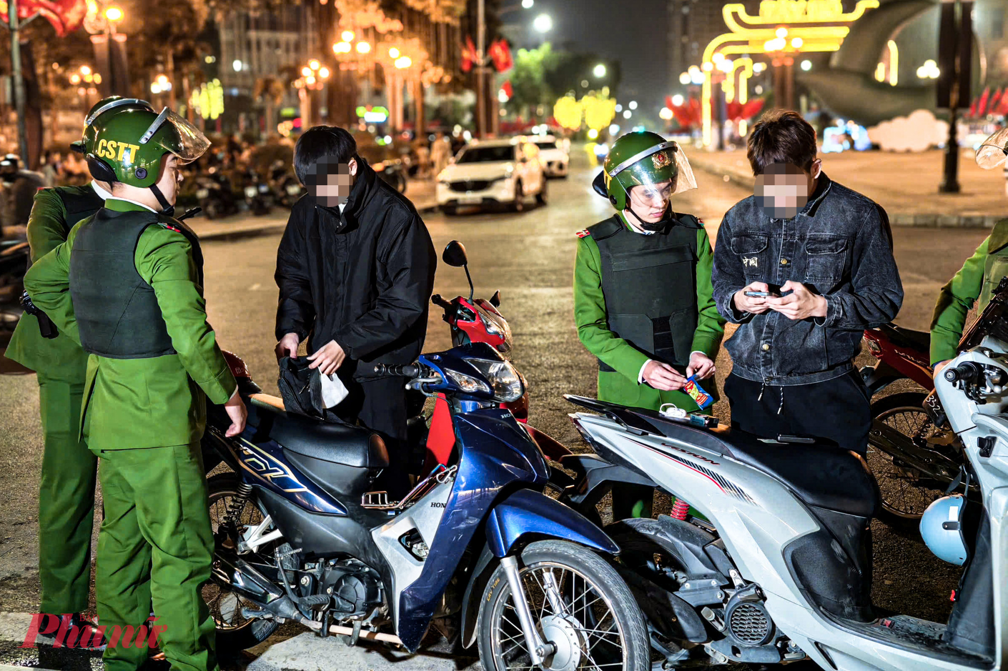 Trong quá trình thực hiện nhiệm vụ, những nhóm thanh niên tụ tập, đều bị cảnh sát kiểm tra và yêu cầu giải tán.