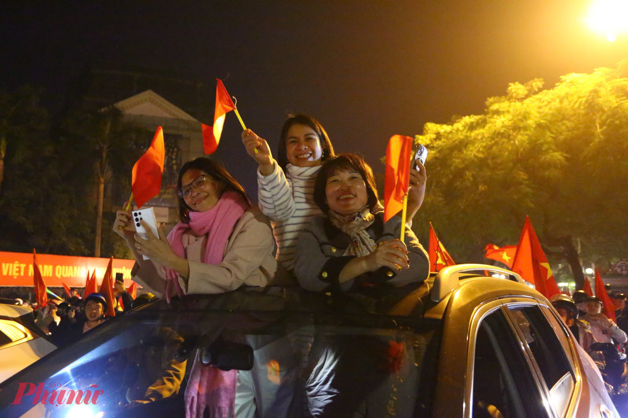 Hà Nội đêm nay đẹp quá. Cảm ơn các chiến binh sao vàng đã chiến đấu hết mình”. Chị Minh Anh - một cổ động viên chia sẻ.