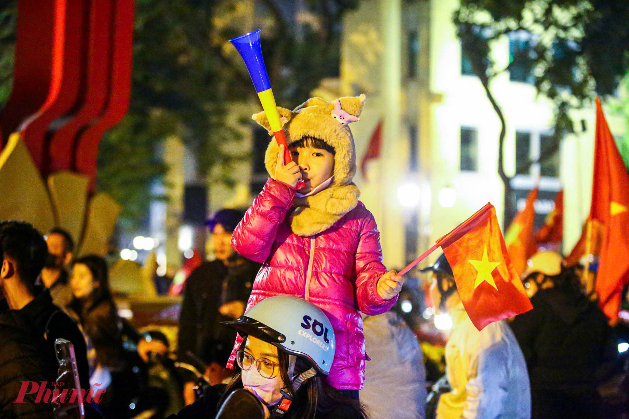 Người già, trẻ nhỏ đều hòa chung dòng người đi bão.