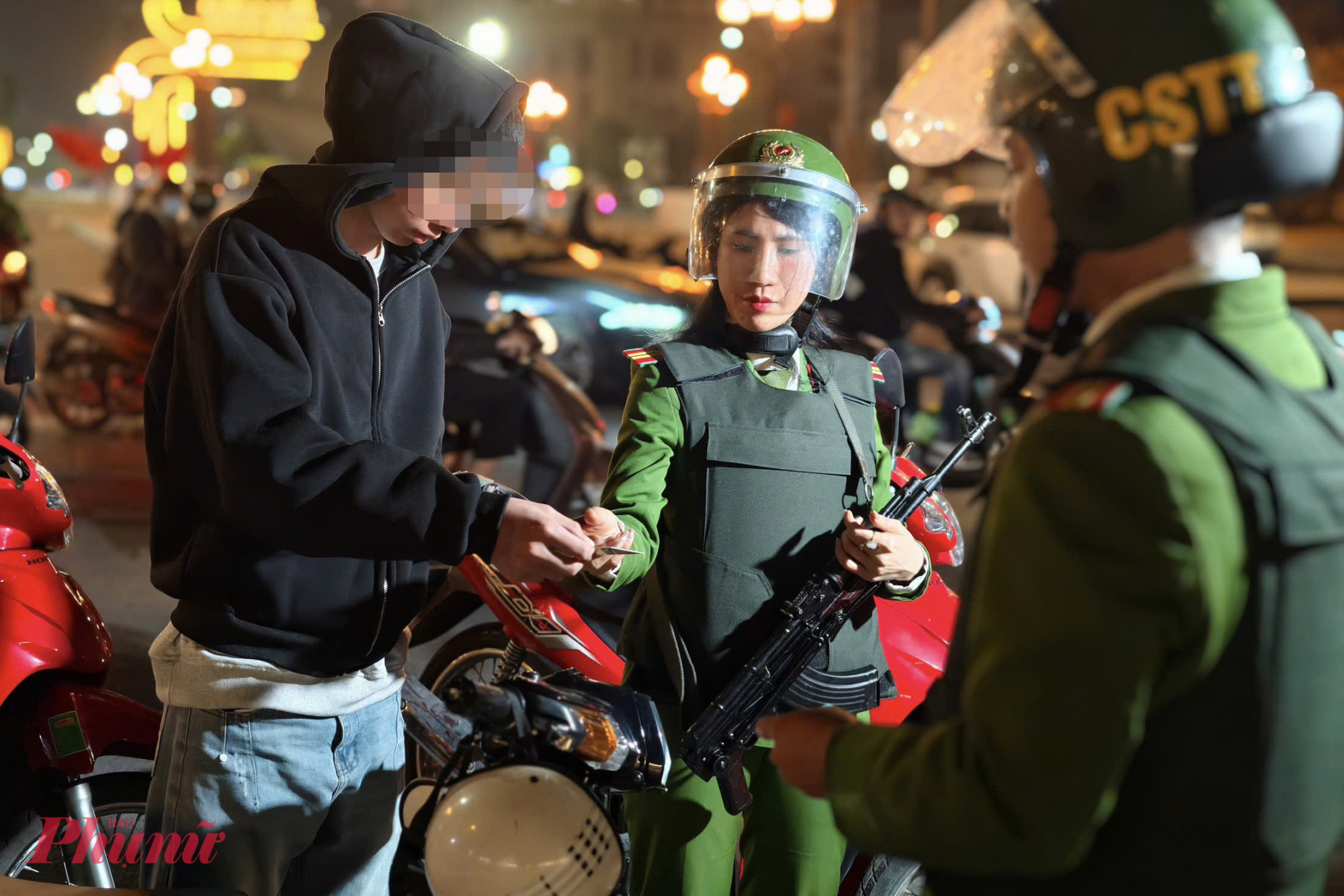 Qua kiểm tra, nhóm thanh thiếu niên không xuất trình được giấy tờ tuỳ thân, phương tiện đã thay đổi kết cấu để tiếng pô kêu lớn hơn.