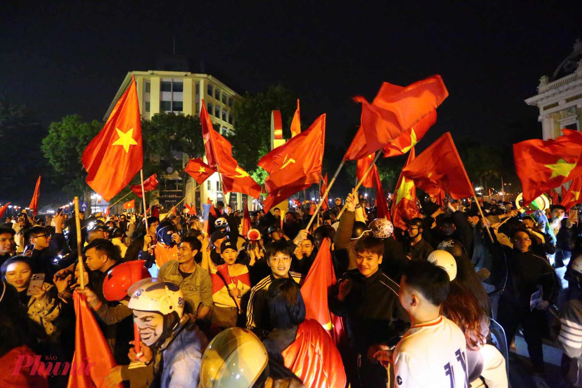 Biển người cùng cờ đỏ sao vàng nhuộm đỏ khu vực nhà hát lớn.