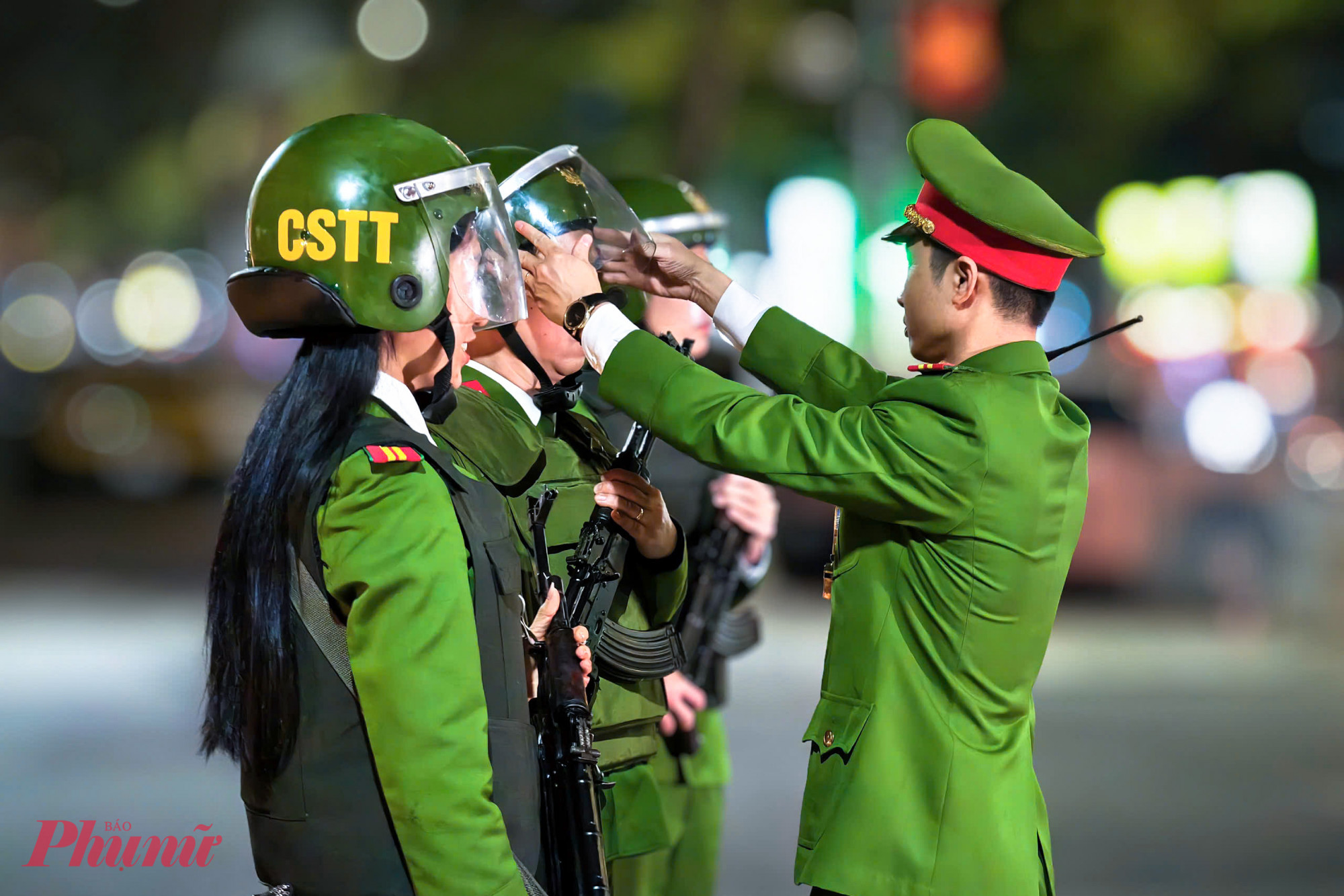 Trước thời điểm khai mạc Đại hội, Công an phường Tây Hồ tiếp tục duy trì cường độ làm việc và chế độ trực chiến nghiêm túc. Việc kết hợp giữa tuần tra vũ trang và quản lý hành chính đã củng cố vững chắc tình hình an ninh trật tự tại địa phương. Các hoạt động chuyên môn này đóng vai trò quan trọng trong việc đảm bảo an ninh, an toàn, phục vụ tổ chức thành công Đại hội đại biểu toàn quốc lần thứ XIV của Đảng.