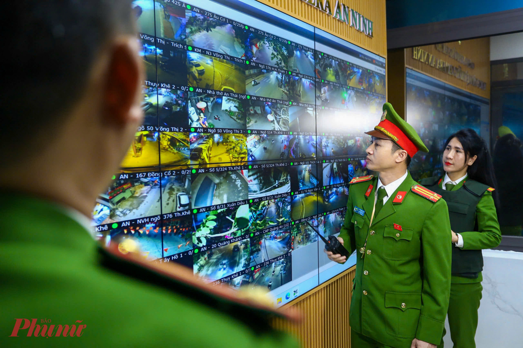  Trung tá Nguyễn Hồng Quang - Phó trưởng Công an phường Tây Hồ khẳng định: “Mỗi cán bộ, chiến sĩ Công an phường Tây Hồ đều ý thức sâu sắc rằng, bảo vệ thành công Đại hội XIV của Đảng là danh dự của toàn đơn vị. Chúng tôi yêu cầu sự tập trung cao nhất, giữ vững kỷ luật, kỷ cương trong từng ca trực. Công tác tuần tra, kiểm soát không chỉ đơn thuần là nhiệm vụ hành chính mà là sự cam kết giữ gìn bình yên cho địa bàn”.