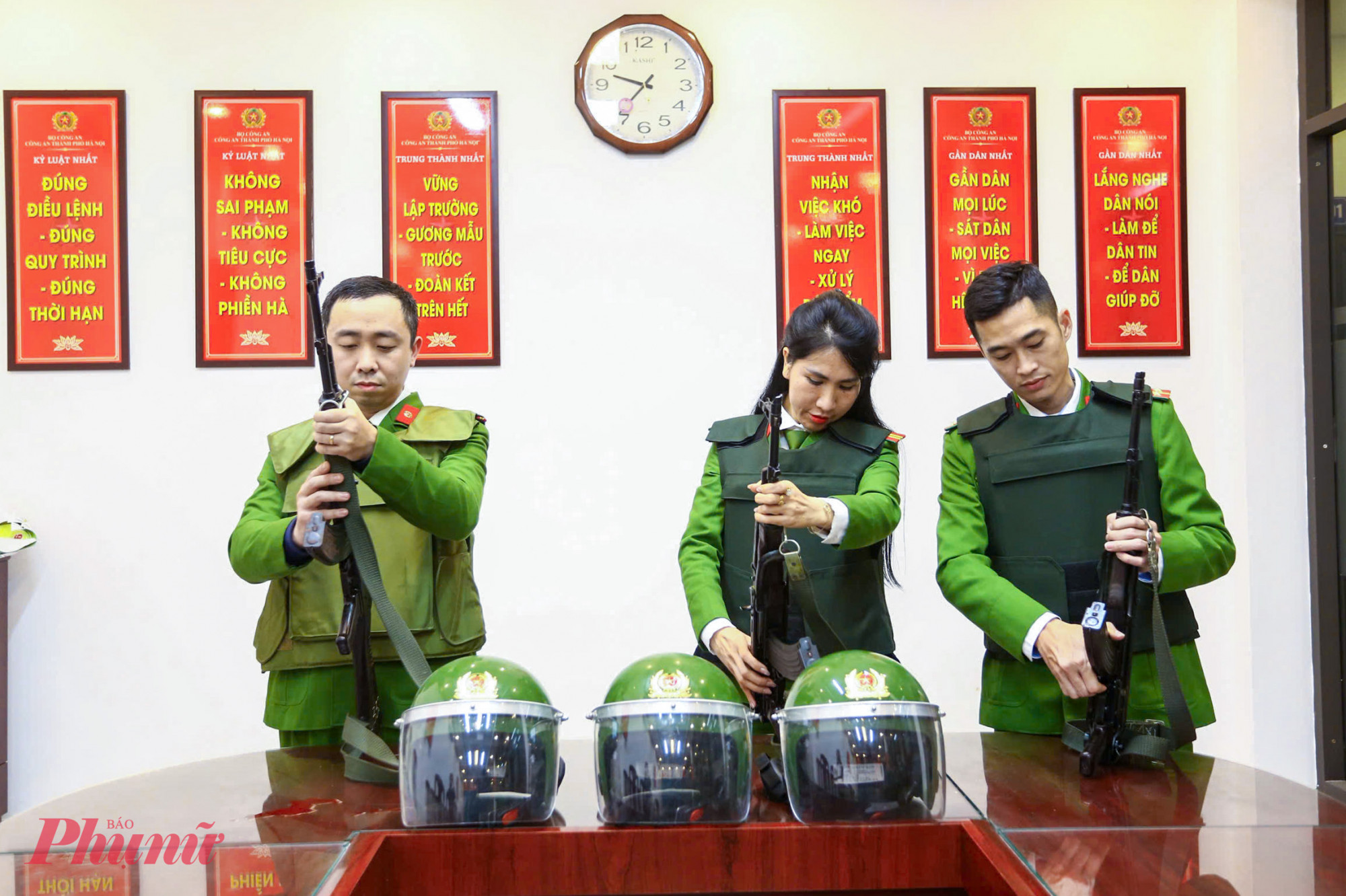 Các cán bộ, chiến sĩ được quán triệt các nội dung nghiệp vụ, đồng thời kiểm tra kỹ lưỡng trang phục, vũ khí và công cụ hỗ trợ cho từng cán bộ, chiến sĩ trước khi đi thực hiện nhiệm vụ.