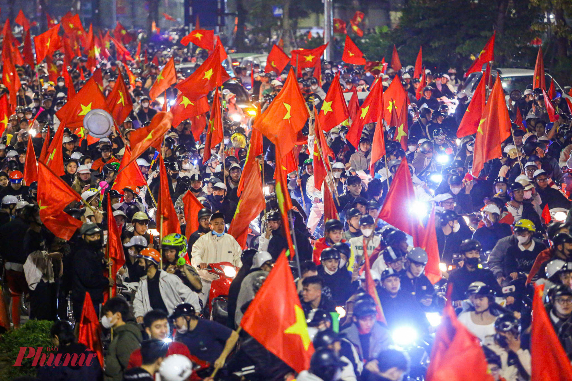 Đến 4g sáng, các cổ động viên vẫn nhảy múa, hô vang Việt Nam vô địch trên đường Đại Cồ Việt.