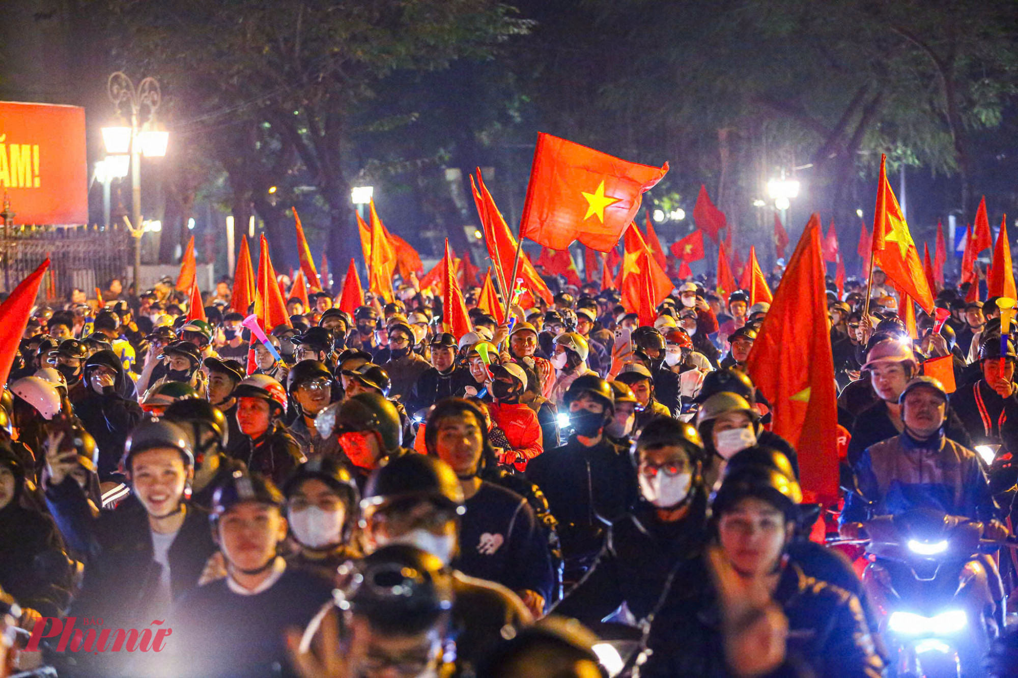 Biển người nhuộm đỏ phố phường, tiếng kèn, tiếng trống, tiếng hô vang Việt Nam vô địch! vang dội khắp các phố nhỏ ngõ nhỏ.