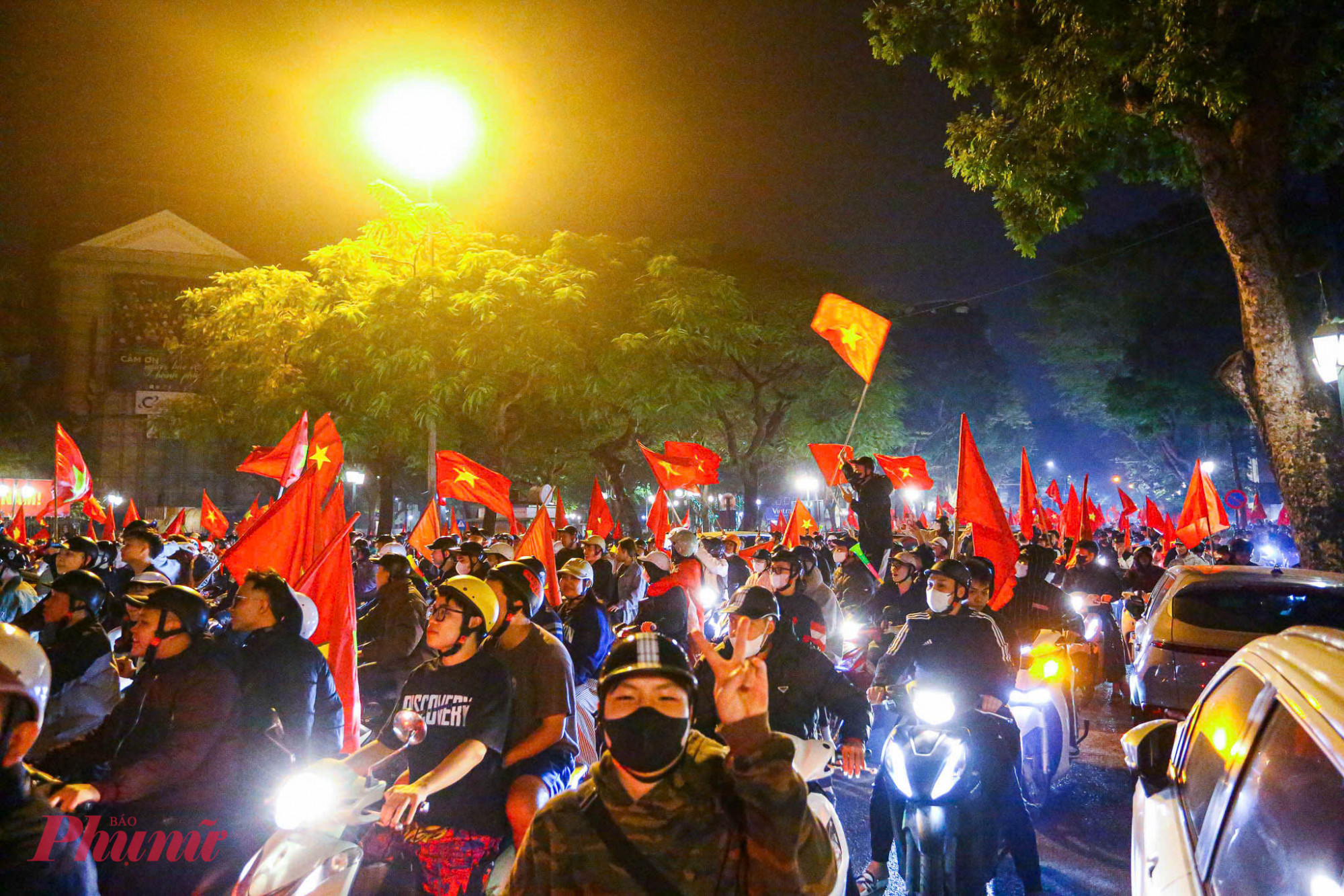 Những đoàn xe nối đuôi nhau bất tận, những gương mặt rạng rỡ niềm tự hào dân tộc. 