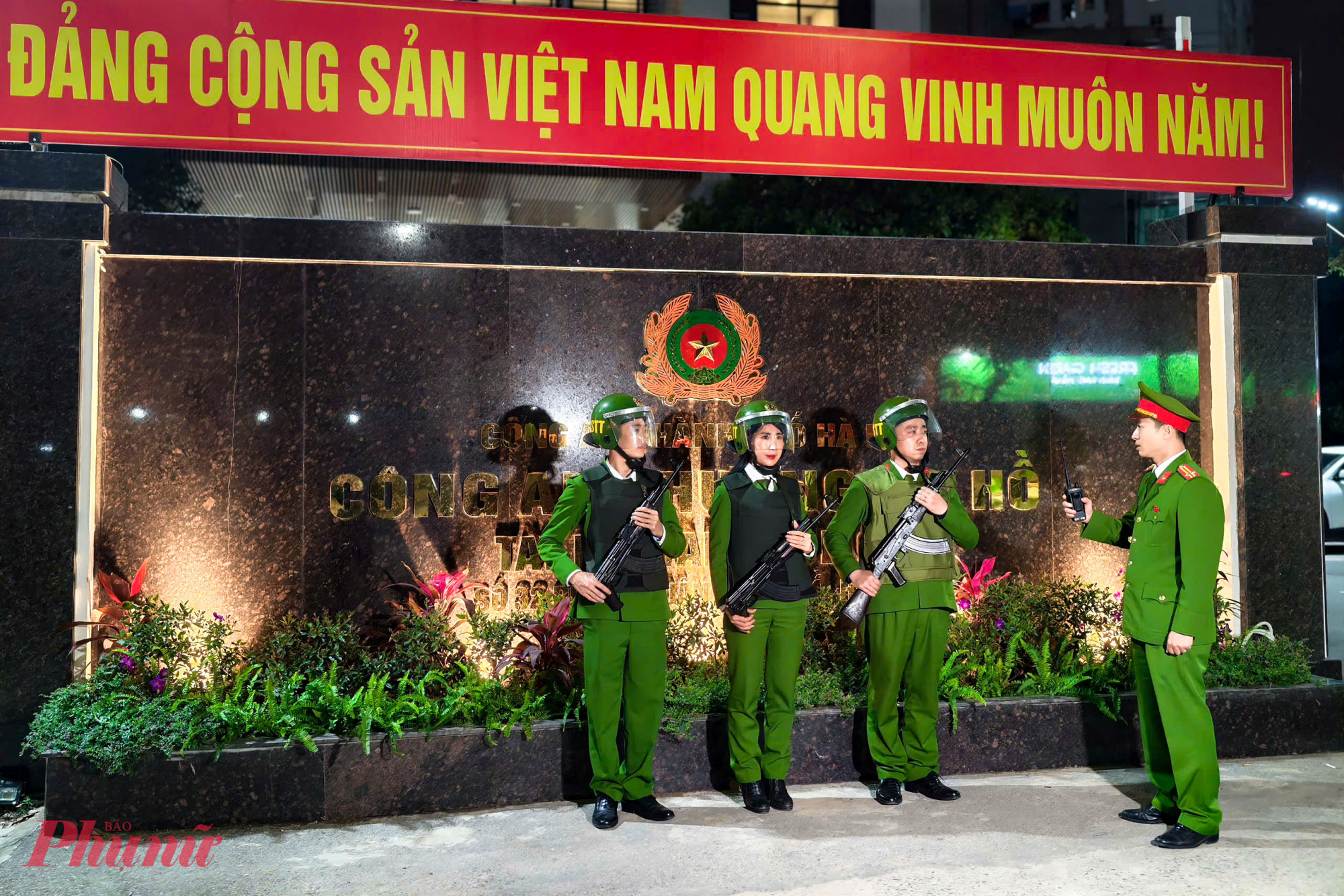 Ngay sau cuộc họp, các tổ công tác đã tỏa đi các tuyến phố trên địa bàn, thực hiện phương án kiểm soát an ninh và phòng ngừa các loại tội phạm.