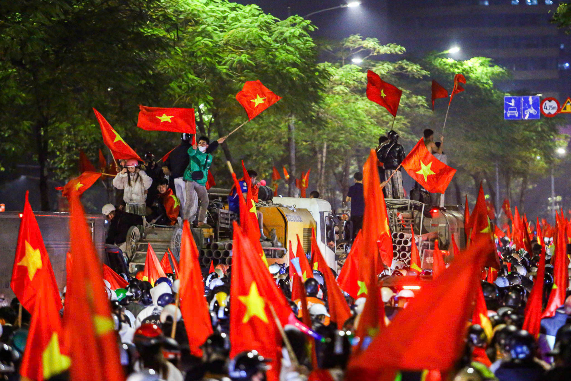 Chỉ 30 phút sau trận đấu, các tuyến đường dẫn về trung tâm thành phố Hà Nội đã bị lấp đầy bởi sắc đỏ của lá cờ Tổ quốc.