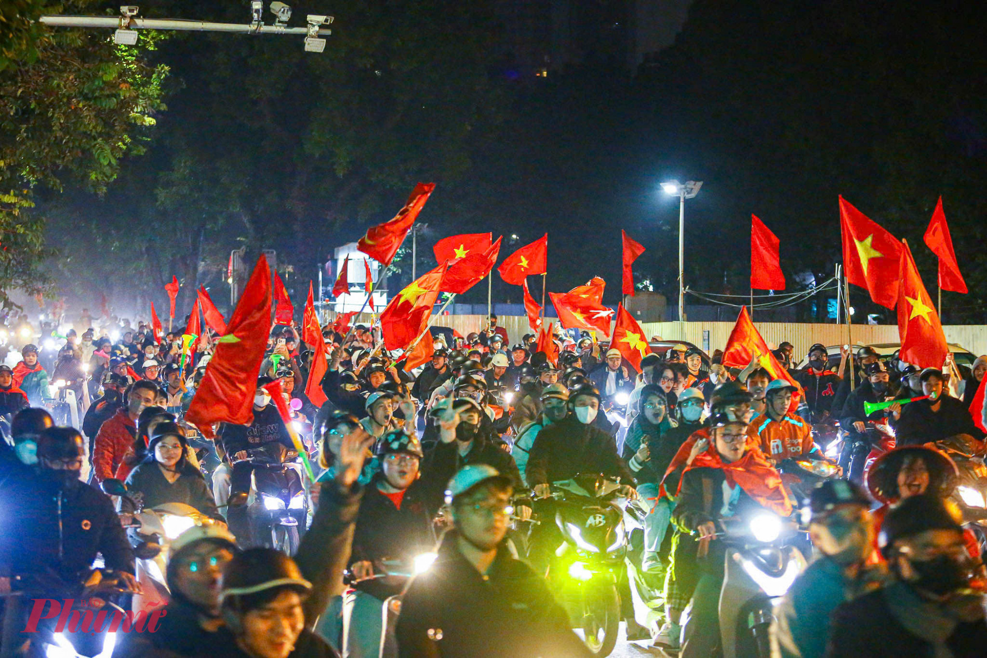 Đường phố Hà Nội chật kín người và phương tiện, vang vọng tiếng tự hào dân tộc.