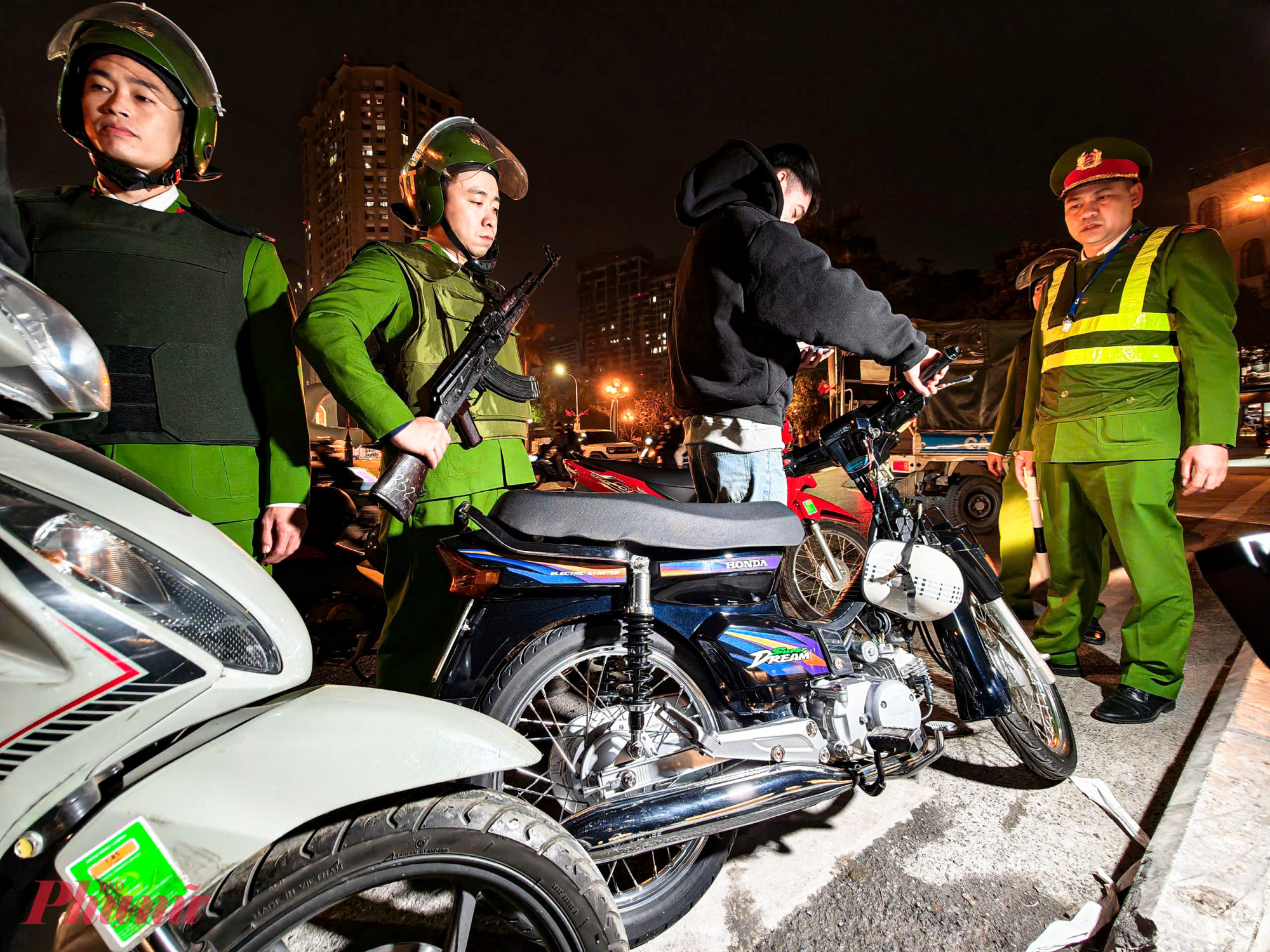 Qua kiểm tra, nhóm thanh thiếu niên không xuất trình được giấy tờ tuỳ thân, phương tiện đã thay đổi kết cấu để tiếng pô kêu lớn hơn. Cảnh sát yêu cầu nhóm thanh thiếu niên gọi điện về gia đình xác minh và đưa về về trụ sở để làm rõ.